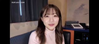 童颜大奶胖胖的极品妞，在家偷偷的跟狼友发骚，叫大奶子自己舔奶头左右开弓，大黑牛自慰逼逼淫水多多好刺激